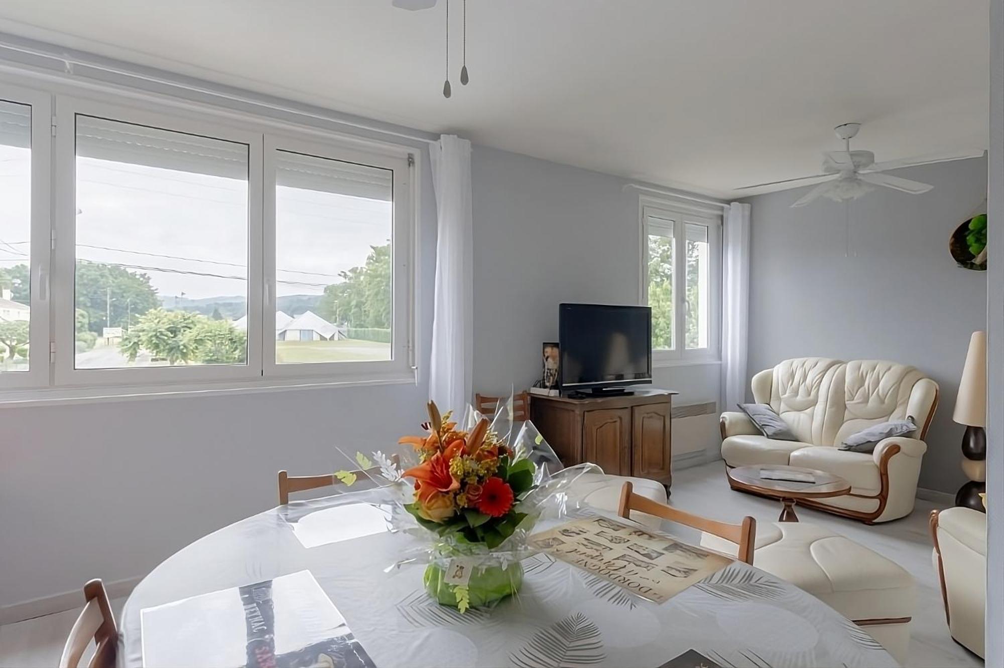Lumineux, Bien Situe Et Tres Calme + Parking Prive Apartment Льо Бюг Екстериор снимка