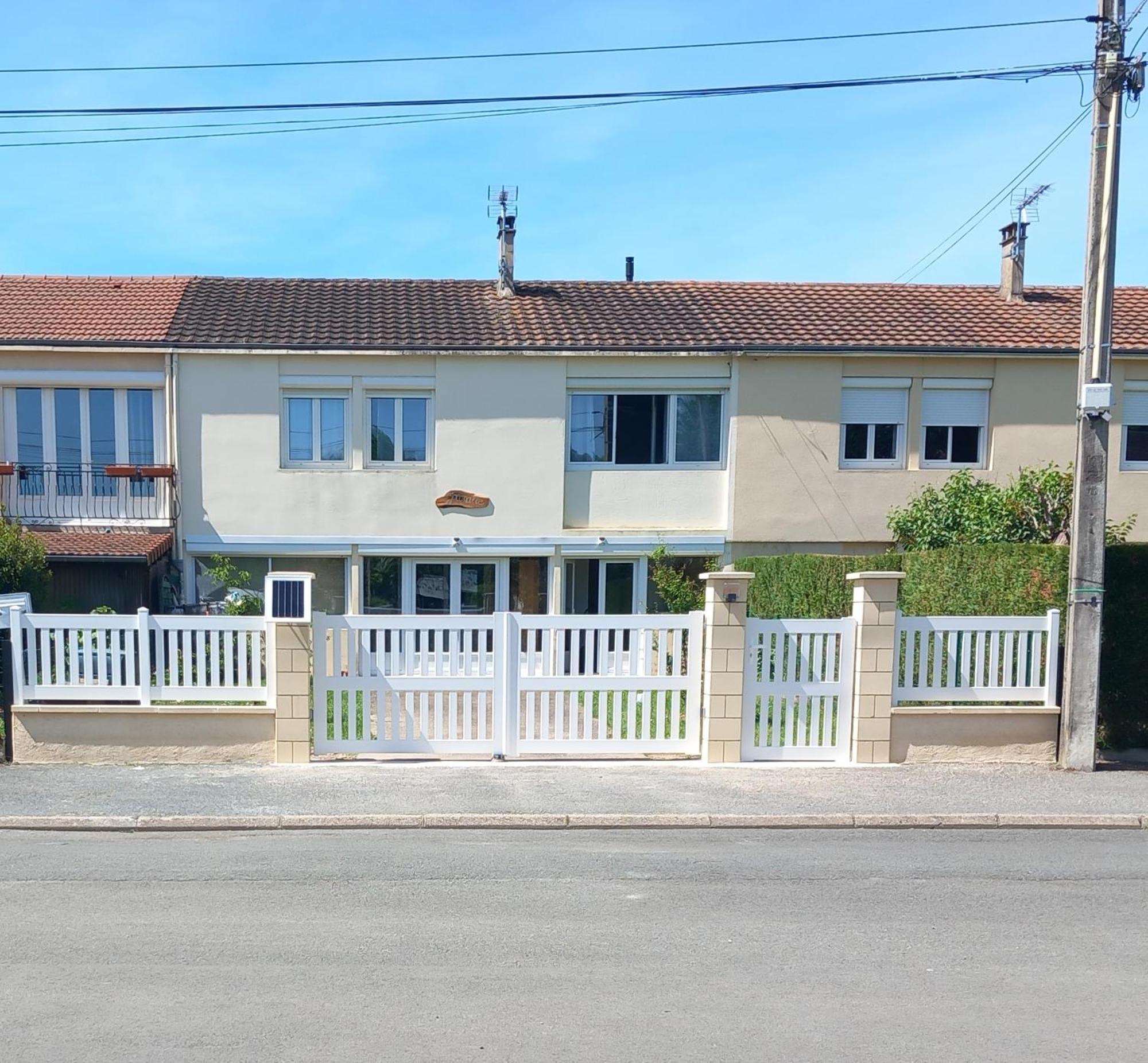 Lumineux, Bien Situe Et Tres Calme + Parking Prive Apartment Льо Бюг Екстериор снимка