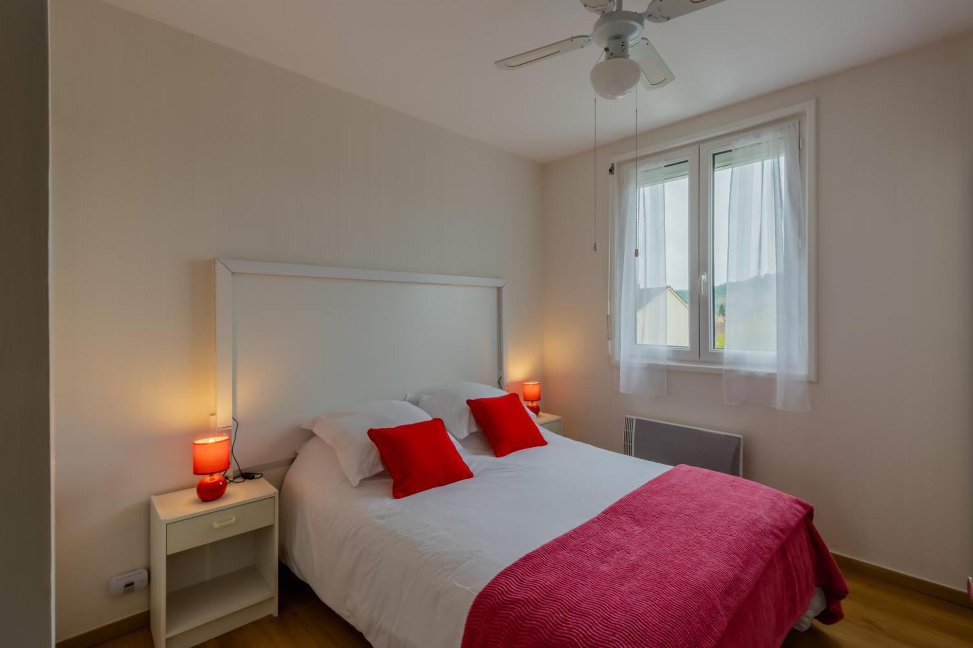 Lumineux, Bien Situe Et Tres Calme + Parking Prive Apartment Льо Бюг Екстериор снимка
